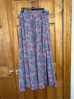 Beautiful flowy skirt with fun design